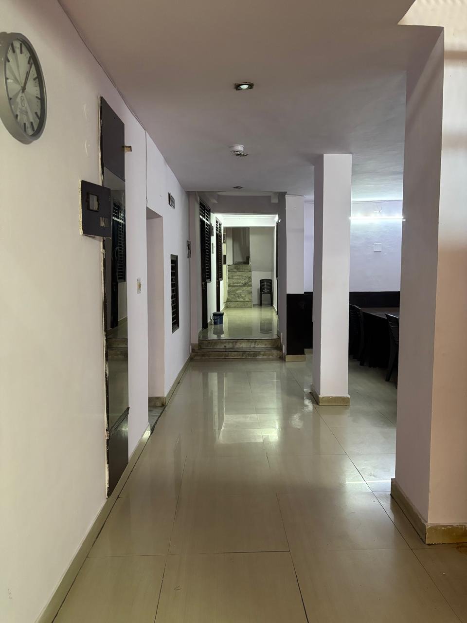 Clean lobby and corridor, cheap hostel in Kamla Nagar Delhi