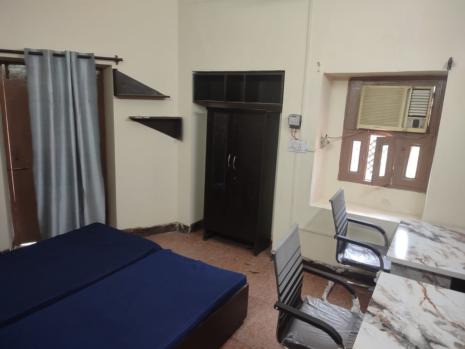 Furnished student room with AC, hostel near DU North Campus
