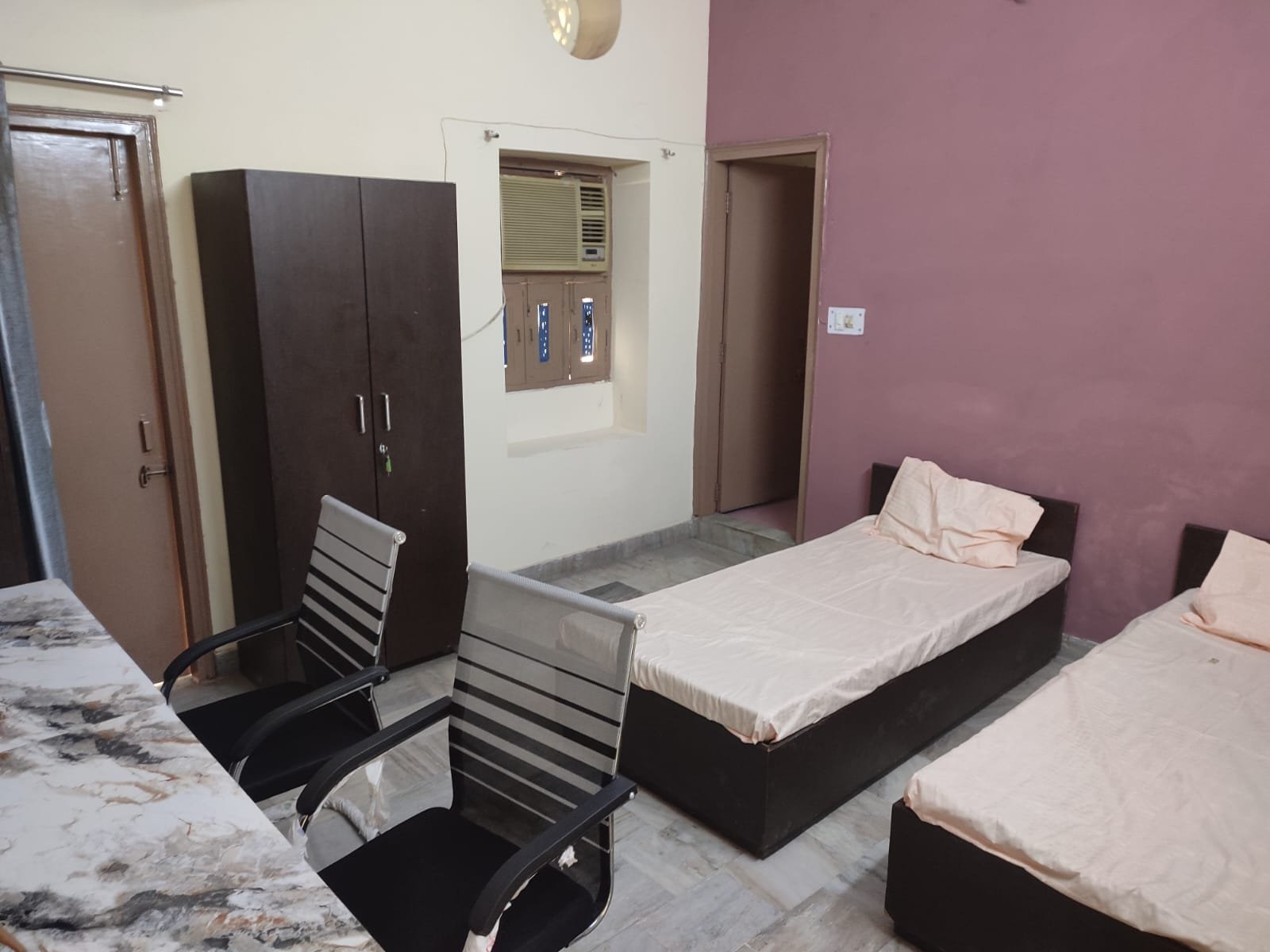 Furnished AC twin sharing room, hostel Kamla Nagar Delhi